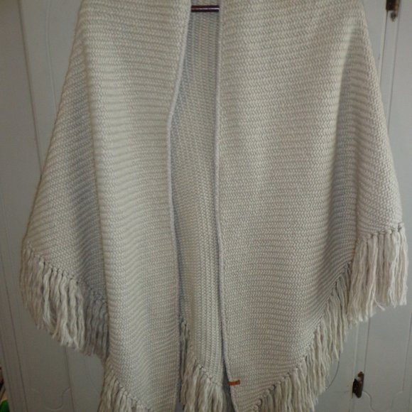 Eddie Bauer Sweaters - NWT Eddie Bauer Knit Fringed Shawl O/S Natural Soft!